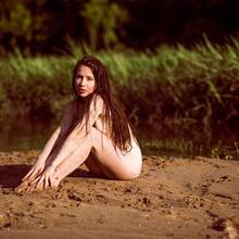  Nude