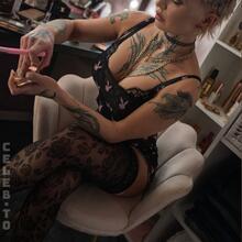  Nude