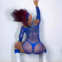  Nude