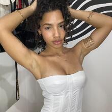  Nude