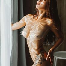  Nude