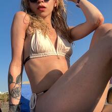  Nude