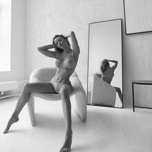  Nude
