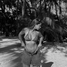  Nude