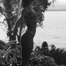  Nude
