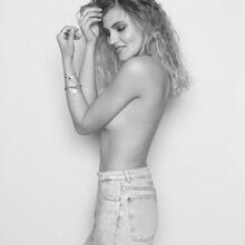  Nude