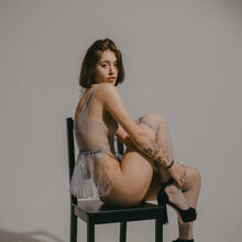 Nude