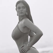  Nude