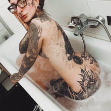  Nude