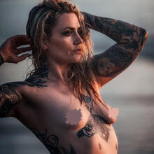  Nude