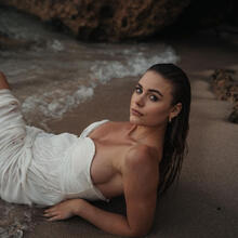  Nude
