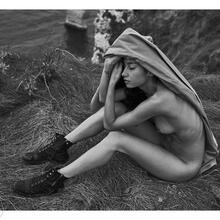  Nude