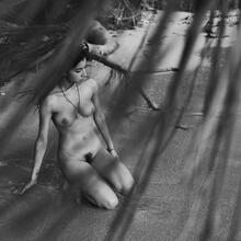  Nude