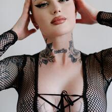  Nude