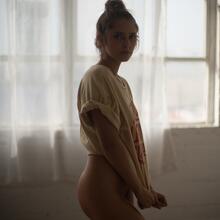  Nude