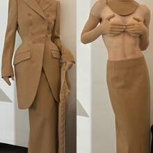  Nude