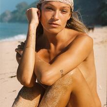  Nude