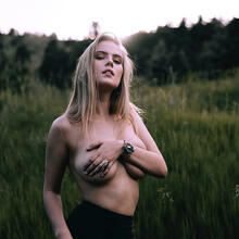  Nude