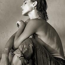  Nude