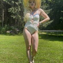  Nude