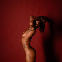  Nude