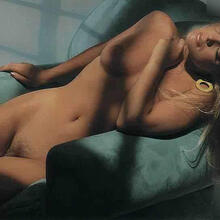  Nude