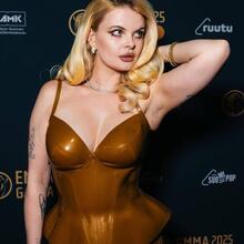  Nude