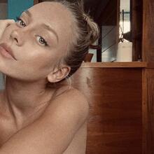  Nude