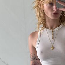  Nude