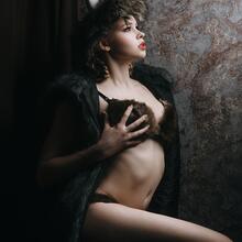  Nude