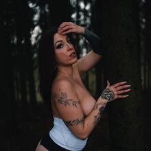  Nude