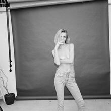  Nude
