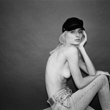  Nude