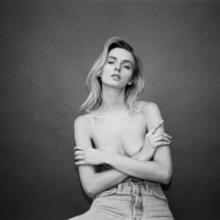  Nude