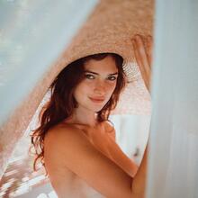  Nude