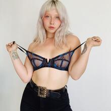  Nude