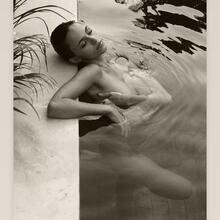  Nude