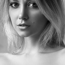  Nude