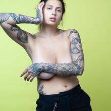  Nude