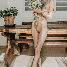  Nude