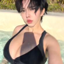  Nude