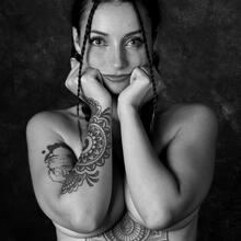  Nude