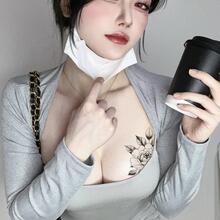  Nude