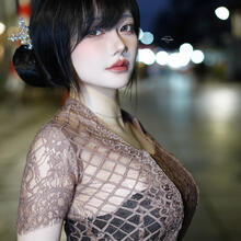  Nude