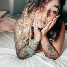  Nude