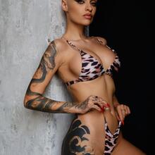  Nude