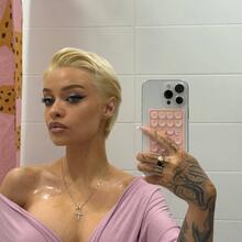  Nude