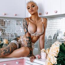 Nude