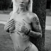  Nude