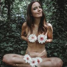  Nude